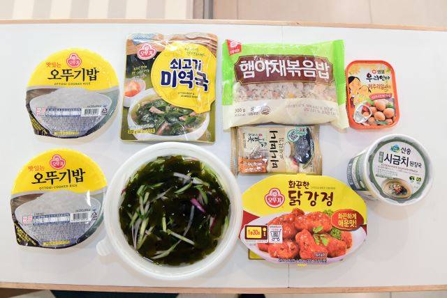서울 성북구 생명의전화종합사회복지관이 지난달 5일 취약계층 어르신에게 나눠준 간편조리식과 즉석식품 사진. 권현구 기자