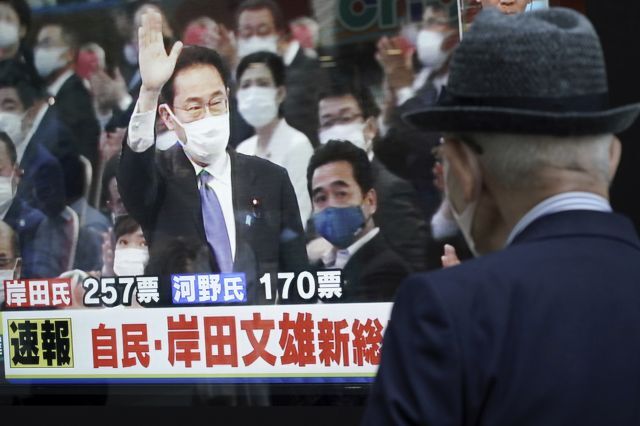 지난 29일 일본 도쿄 시내 거리에서 한 행인이 기시다 후미오 전 외무상의 집권 자민당 총재 당선 소식을 생중계하는 TV 화면을 지켜보고 있다. 연합뉴스