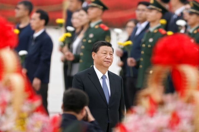 시진핑 중국 국가주석이 열사기념일인 30일 베이징 천안문 광장 인민영웅기념비 앞에서 열린 추모 행사에 참석한 모습. 로이터연합뉴스