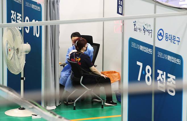 지난 29일 오후 서울 동대문구 예방접종센터에서 시민들이 코로나19 백신을 접종받고 있다. [사진 출처 = 연합 뉴스]
