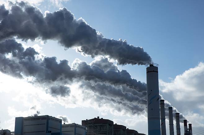 기후변화 대응을 위해 탄소배출 규제를 도입하하면 제조업을 중심으로 생산자가격이 2020~2050년 연평균 최대 4.5%까지 오를 것이라는 관측이 나왔다./사진=뉴스1