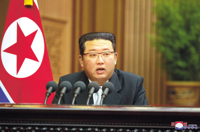 김정은 북한 국무위원장이 지난 29일 평양 만수대의사당에서 열린 최고인민회의 제14기 제5차 회의 2일 회의에서 시정연설을 했다고 조선중앙통신이 30일 보도했다. [연합]