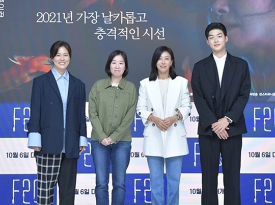 왼쪽부터 김정영-홍은미 감독-장영남-김강민