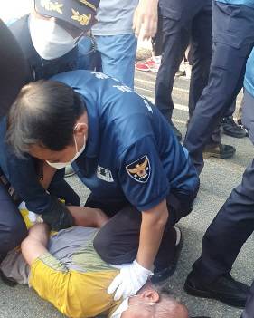 경찰에 의해 제압당한 반투위 주민 *재판매 및 DB 금지