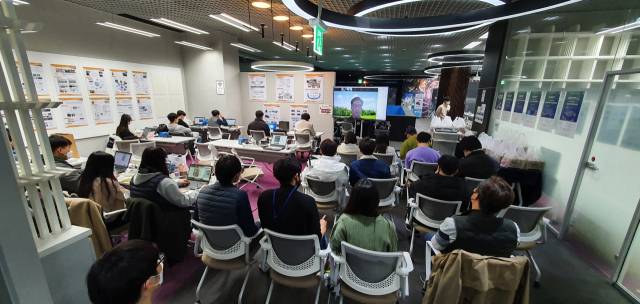 지스트 AI연구소에서 디지털 인재양성 훈련 과정'꿈꾸는아이(AI)'에 참여한 수강생들이 실리콘밸리 AI 창업자와 간담회를 진행하고 있다. /사진 제공=지스트