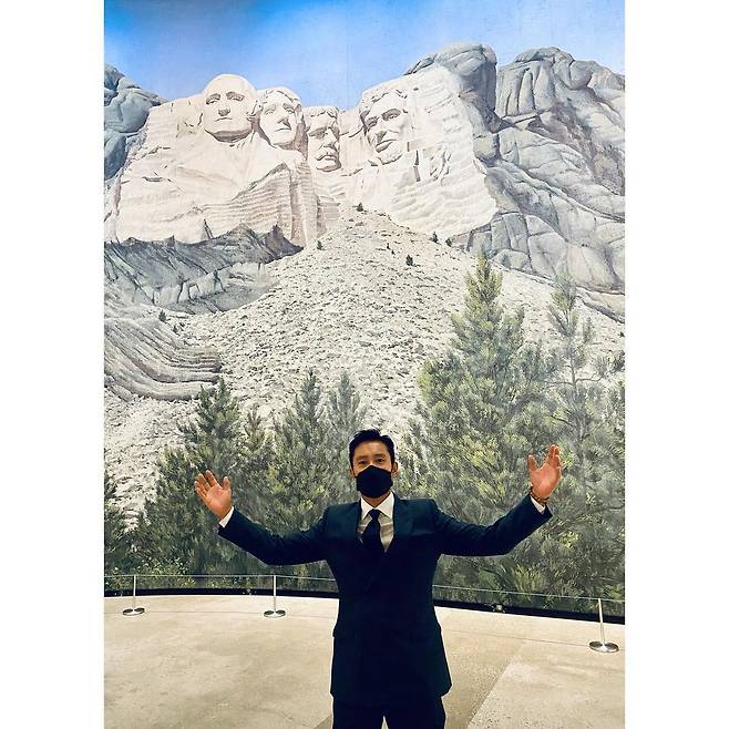 On the afternoon of the 30th, Lee Byung-hun posted a picture on his instagram with an article entitled Vanity fair academy museum party.Lee Byung-hun in the public photo is a picture of Pedro Almodovar taking a pose in the background of the name of the director.Then, standing in the background of the wall with Rushmore Mountain, I take a humorous pose and give a smile.Lee Byung-hun posted a picture of his departure from Incheon International Airport last week, and his attention was focused on his move. The photo that came up in a week made it known why he left.Meanwhile, Lee Byung-hun, who was born in 1970 and is 51 years old, has a son, Junhu, who marriages Lee Min-jung in 2013.After visiting France with the movie Emergency Declaration, he recently finished filming Concrete Utopia.Coupang Play Original SNL Korea reboot version of the first host of the first host, and showed off a unique presence.Photo: Lee Byung-hun Instagram