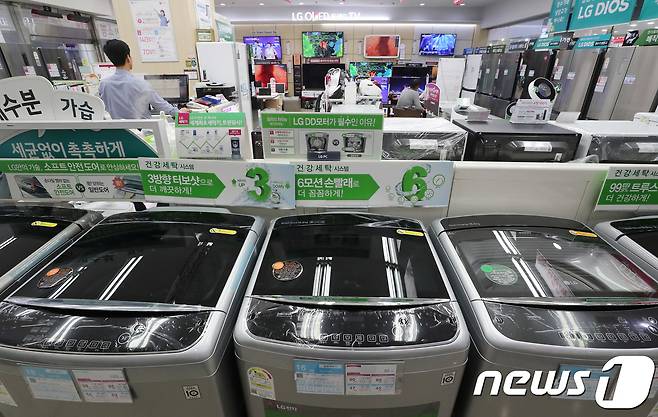 서울 용산구의 한 가전제품 매장에서 판매되고 있는 삼성전자·LG전자의 세탁기.2017.10.7/뉴스1 © News1 이재명 기자