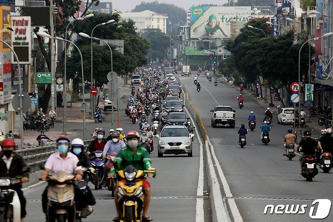 1일(현지시간) 오전 베트남 호찌민시 도로 위 출근길 모습. 이날 호찌민시 정부는 지난 3개월간 시행해왔던 도심 봉쇄를 해지했다. 2021.10.01 © AFP=뉴스1