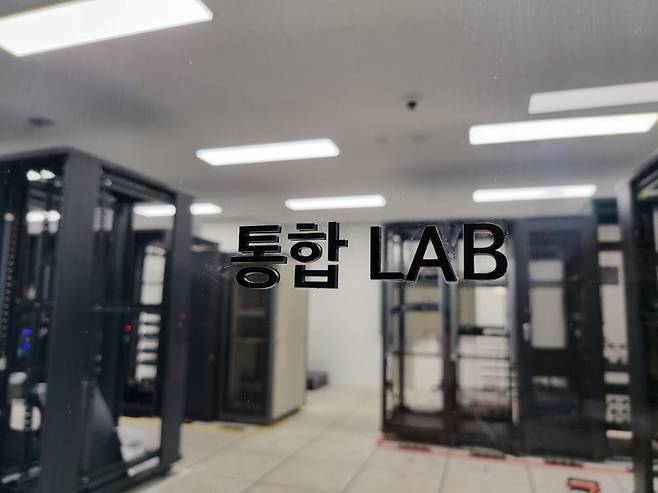 에스넷그룹이 연구개발(R&D)과 기술지원을 위한 스마트 사이언스 팩토리(S2F) 기술센터를 1일 오픈한다. 통합 LAB실 모습.