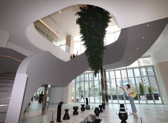 롯데백화점 동탄점 3층 더 테라스 옆에서 고객이 임정주 작가의 'Noneloquent(논엘로퀀트)' 시리즈를 구경하고 있다. 롯데백화점 제공