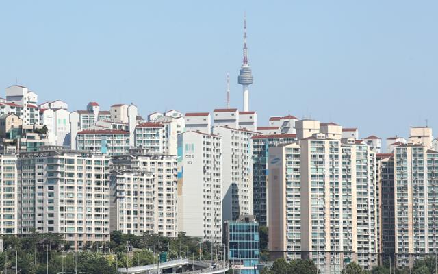 서울 아파트 전세난으로 8월 반전세 등 월세를 낀 임대차 거래 비중이 올해 들어 처음 40%대에 진입했다. 연합뉴스