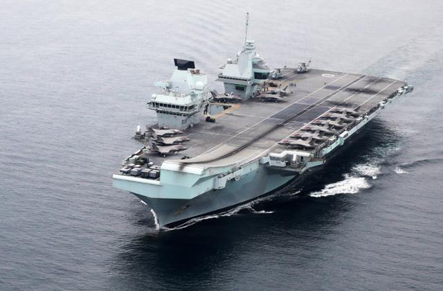 영국 항공모함 퀸 엘리자베스호가 8월 31일 동해상에서 한국 해군과 합동 훈련을 하고 있다. 사진공동취재단
