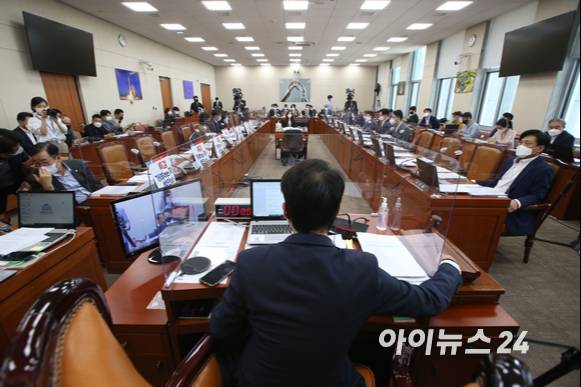 이원욱 국회 과방위원장이 1일 오후 서울 여의도 국회에서 열린 과학기술정보방송통신위원회의 과학기술정보통신부, 우정사업본부 등에 대한 국정감사에서 의사봉을 두드리고 있다.