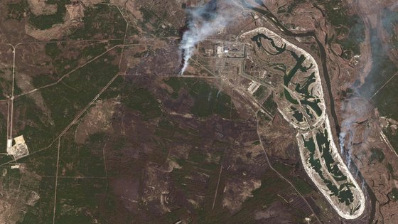 지난해 4월 13일에 촬영된 인공위성 영상이 우크라이나의 체르노빌 통제구역 산불을 보여주고 있다. 산불은 폐허가 된 원자로 위의 보호 돔에서 불과 1.5km 떨어진 곳까지 도달했다. [Planet Labs Inc. AFP=연합뉴스]