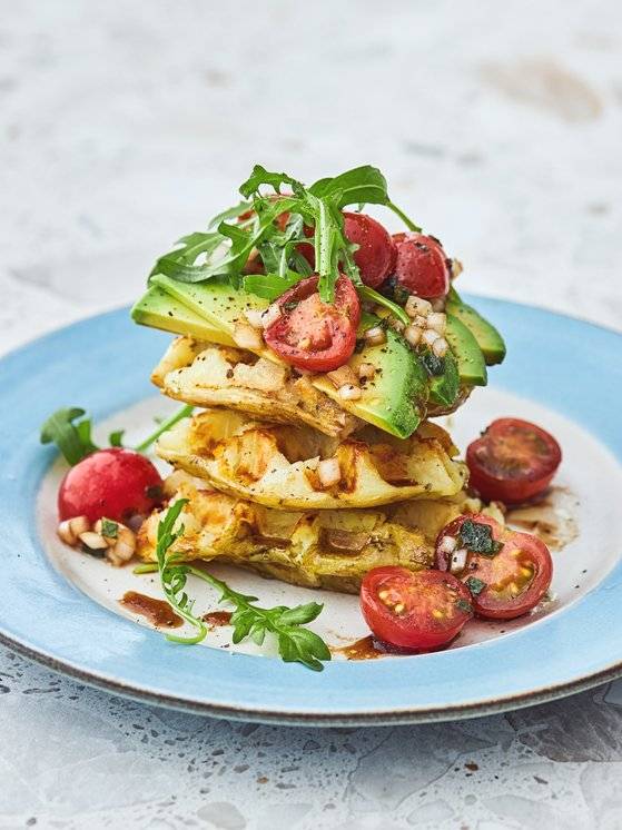 삶은 감자를 와플팬에 구워내 바삭한 감자 와플. 제공 중앙북스, 사진 김동하(Native Studios).