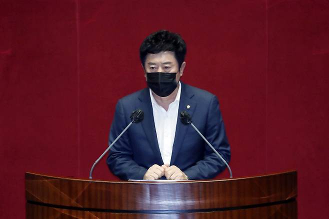 정찬민 국민의힘 의원이 지난 29일 서울 여의도 국회에서 열린 본회의에서 본인의 체포동의안에 대해 신상발언을 하고 있다. 국회사진기자단