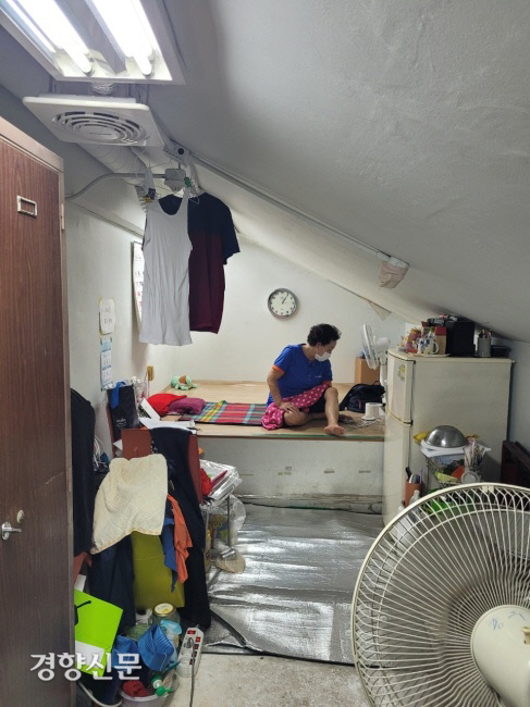 서울 숭실대 청소노동자 휴게실. 선풍기 한 대가 뜨거운 바람을 뿜어내고 있다. 이두리 기자