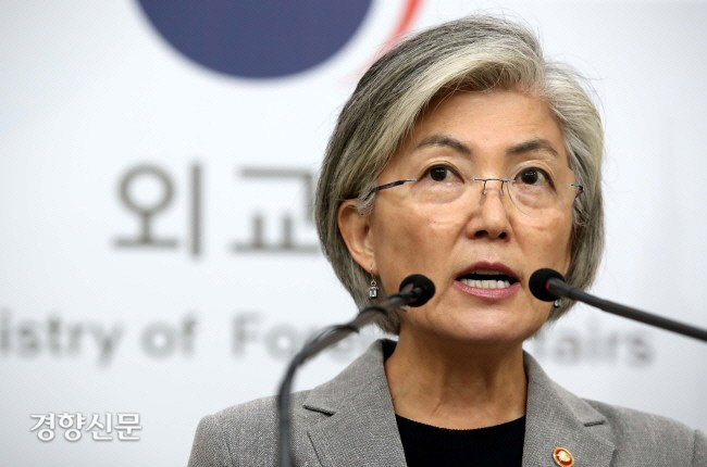 지난해 7월 강경화 당시 외교부장관이 서울 종로구 외교부에서 열린 기자단 브리핑에서 발언하고 있다. 권도현 기자