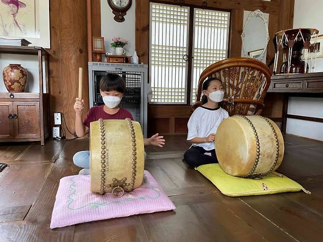 공주상서초 학생들이 인당 박동진 판소리 전수관에서 우리의 가락 국악 체험의 시간을 갖고 있다.