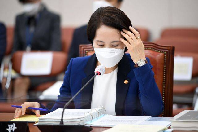 유은혜 부총리 겸 교육부 장관이 1일 서울 여의도 국회 교육위원회 교육부 국정감사에서 머리를 만지며 자리를 검토하고 있다. 공동취재사진, 뉴시스