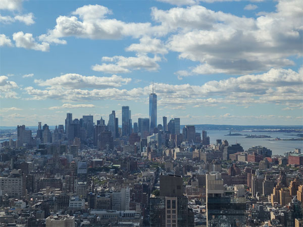 구름이 껴 있는 9월 마지막날 뉴욕 맨하튼 다운타운 일대 모습. 뉴욕증권거래소(NYSE)와 월스트리트, 월드트레이드센터는 다운타운에 위치해있다. [박용범 특파원]