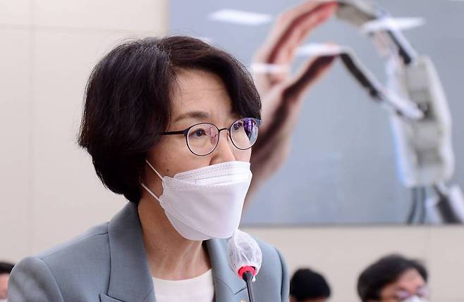 임혜숙 과학기술정보통신부 장관이 1일 서울 여의도 국회 과학기술정보방송통신위원회에서 열린 과학기술정보통신부·우정사업본부·국립전파연구원 등에 대한 국정감사에서 업무보고를 하고 있다. 2021.10.01./사진제공=뉴시스