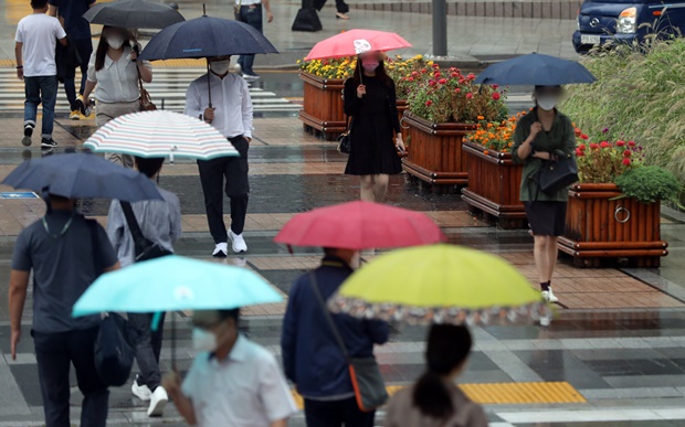 오는 2일은 새벽까지 중부지방을 중심으로 비가 내릴 것으로 보인다. 사진은 가을비가 내린 지난달 29일 오전 서울 청계광장에서 우산을 쓴 시민들이 발걸음을 재촉하는 모습. /사진=뉴스1