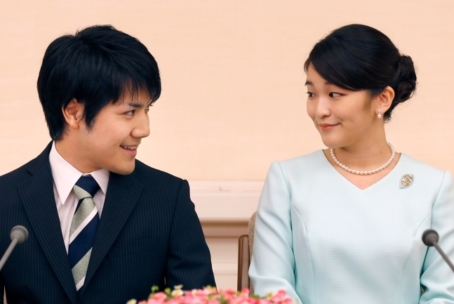 마코 공주(오른쪽)와 약혼자 고무로 게이. 도쿄=AFP연합