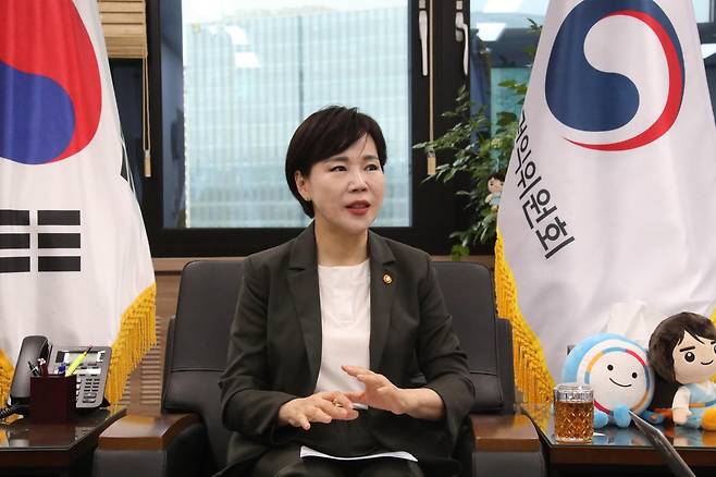 인터뷰하는 전현희 국민권익위원장 (서울=연합뉴스) 김승두 기자 = 전현희 국민권익위원장이 1일 정부서울청사에서 공익신고자보호법 시행 10주년과 관련한 인터뷰를 하고 있다.2021.10.1. kimsdoo@yna.co.kr