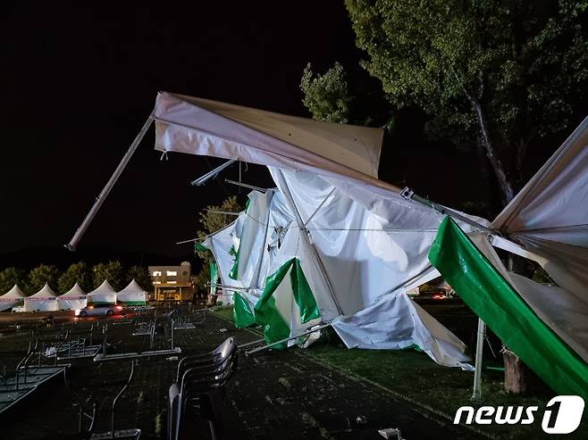 1일 오후 11시께 초속 50m의 강한 바람이 불어 천안흥타령축제가 열리고 있는 천안삼거리공원에 설치된 시설물 일부가 훼손됐다. © 뉴스1