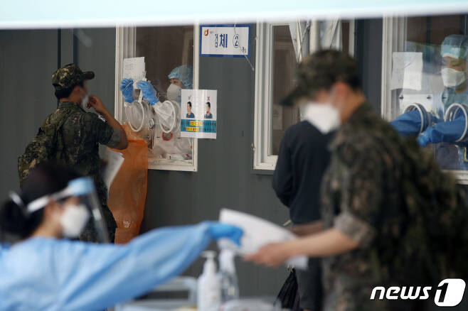 군 장병 코로나19 진단검사. 2021.6.2/뉴스1 © News1 이승배 기자