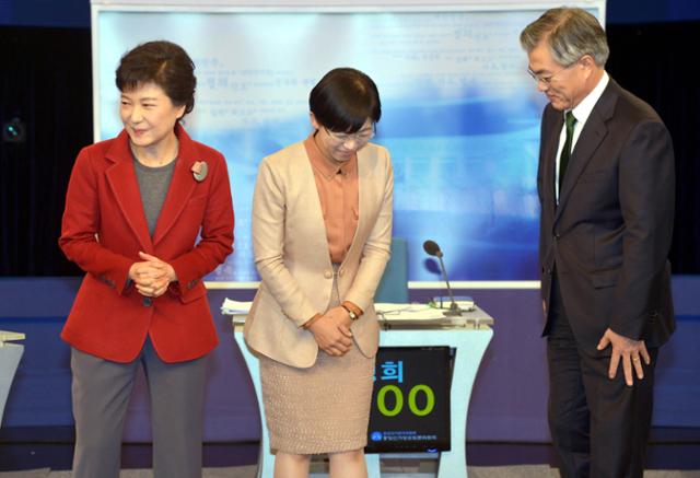 2012년 제18대 대선을 앞두고 중앙선관위원회 주최로 열린 TV토론회를 앞두고 당시 박근혜(왼쪽부터) 새누리당 후보, 이정희 통합진보당 후보, 문재인 민주통합당 후보가 인사를 나누고 있다. 한국일보 자료사진