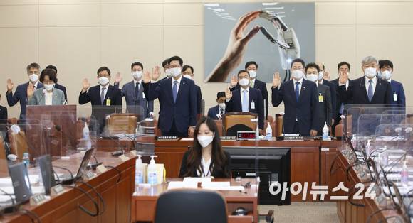 임혜숙 과학기술정보통신부 장관, 용홍택 1차관, 조경식 2차관, 이경수 혁신본부장 등이 1일 오전 서울 여의도 국회에서 열린 과학기술정보방송통신위원회의 과학기술정보통신부, 우정사업본부 등에 대한 국정감사에 출석해 증인선서를 하고 있다.