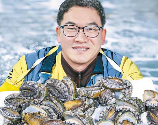 완도으뜸전복 최기철 사장이 수조에서 전복을 보여 주고 있다. 프리랜서 장정필