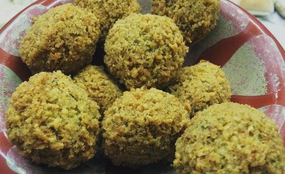 팔라펠은 병아리콩과 갖은 채소를 다지고 반죽해 튀긴 음식이다. 생김새는 우리에게도 친숙하다. 고기완자, 고로케와 사뭇 닮았다. 백종현 기자