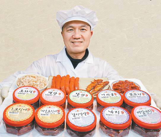 제2승조식품 최진우 사장이 각종 젓갈 상품을 보여주고 있다. 프리랜서 장정필