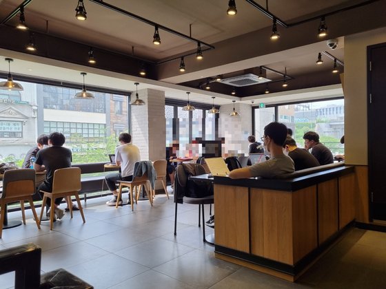 서울 서대문구 연세로 인근의 대형 프랜차이즈 카페에서 공부하고 있는 대학생들의 모습. [중앙포토]