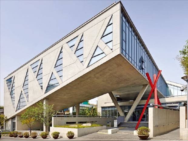 도심 주택가의 완만한 경사지를 절묘하게 활용한 서울 혜화동 JCC크리에이티브센터. 재능교육 제공