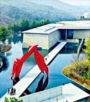 원주 ‘뮤지엄 산’의 워터가든과 박물관.