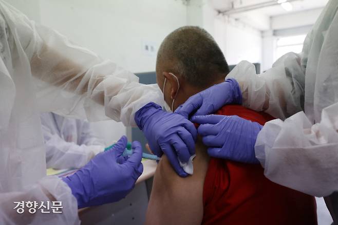 서울 영등포구 영등포쪽방상담소에 마련된 ‘찾아가는 백신 접종센터’를 찾은 인근 쪽방촌 주민들이 지난달 10일 코로나19 백신을 맞고 있다. 권도현 기자