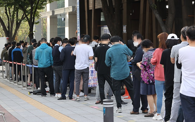 1일 오전 서울 송파구보건소 선별진료소 앞에서 시민들이 코로나19 검사를 받기 위해 대기하고 있다. 연합뉴스