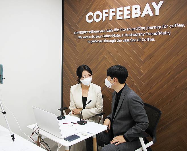 커피베이 배달 매출 1위 매장, 가맹점에 비법 전수(왼쪽)강동암사역점 정은지 점주)