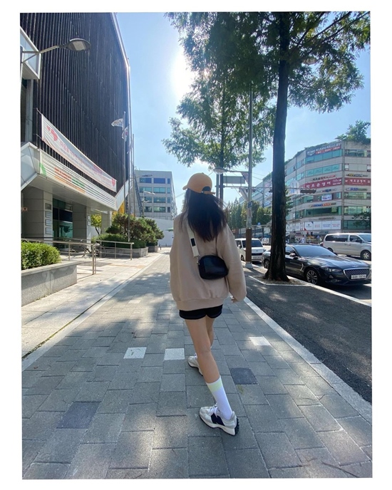 Ahn Hye-Kyung posted a picture on his instagram on the 2nd with an article entitled I liked my Model, Back View today.In the open photo, Ahn Hye-Kyung completed sporty fashion by matching man-to-man, shorts and sneakers.Ahn Hye-Kyung, who is enjoying the leisure while walking the streets, caught the attention of viewers.Ahn Hye-Kyung added, I hope the bridge is really this long. It is the technology of photography.Ahn Hye-Kyung appeared on SBS entertainment The Beating Girls.Photo: Ahn Hye-Kyung Instagram