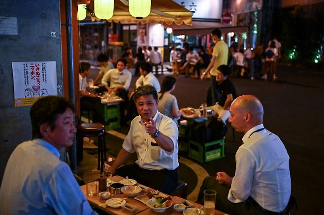 일본 이자카야 업계에선 위드 코로나로 수요가 늘 것을 대비, 인력 확충 움직임을 보이고 있다(사진=AFP)