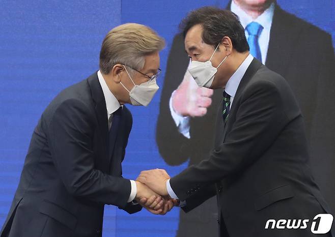 이재명(왼쪽), 이낙연 더불어민주당 대선 경선 후보가 2일 오후 부산 동구 부산항컨벤션센터에서 열린 '부산·울산·경남 합동연설회' 결과 발표 후 악수를 나누고 있다. 2021.10.2/뉴스1 © News1 여주연 기자