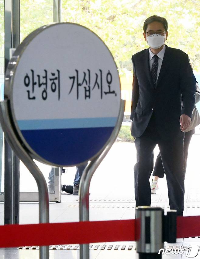 곽상도 무소속 의원이 아들의 '화천대유 퇴직금 50억원' 논란과 관련, 2일 오전 서울 여의도 국회 소통관에서 국회의원직 사퇴를 밝히기 위해 회견장으로 향하고 있다. /뉴스1