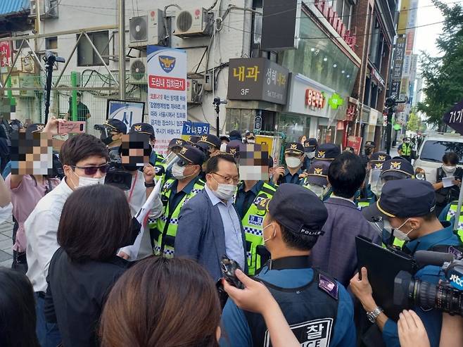 2일 오전 11시쯤 서울시 중구 새문안교회 앞에서 국민혁명당 관계자들이 광화문 광장 진입을 막는 경찰과 충돌했다./사진=김성진 기자