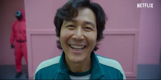 오징어게임에 참가한 참가자들이 사진을 찍는 장면에서 '카메라를 바라보세요, 스마일~!'을 안내하는 목소리, 게임 안내를 하는 여성 목소리는 KBS 전영수 성우가 맡았다. 넷플릭스 유튜브 캡쳐