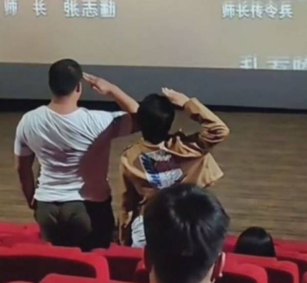 영화가 끝났는데도 자리를 뜨지 않고 거수경례를 하고 있는 중국인 관객들/웨이보 캡처