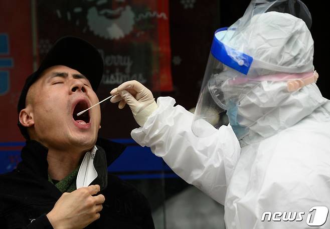 중국 후베이성 우한시의 한 보건소에서 보호복을 입은 의료진이 신종 코로나바이러스 감염증 검사를 하고 있다. © AFP=뉴스1
